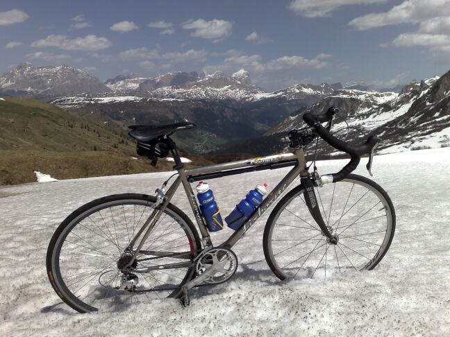 Airborne komet op passo Pordoi in de sneeuw