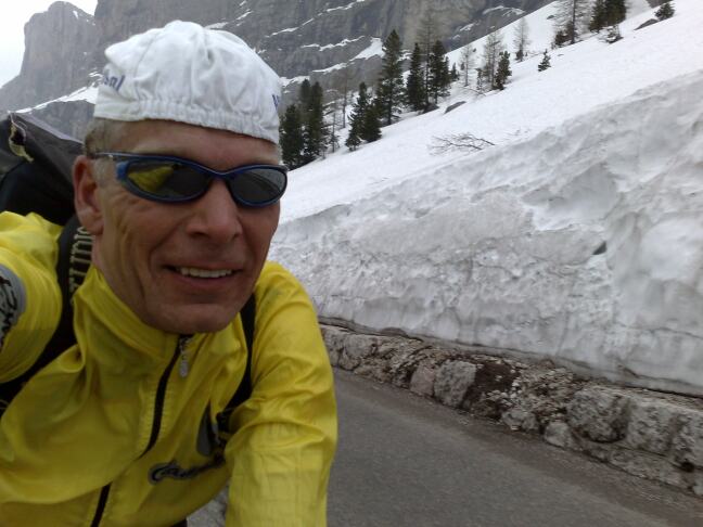 Arie in afdaling van Gardena pas langs sneeuw muur